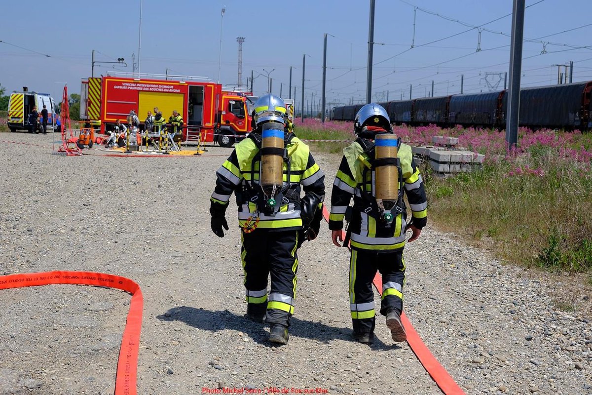 villedefos's tweet photo. #DOMINO22 Le matin, opérations de pompage d’eau de mer à côté d’Arcelor Mittal et, cet après-midi, scénario catastrophe à la gare de triage Fos-Coussoul. https://t.co/nK96SzMZIg