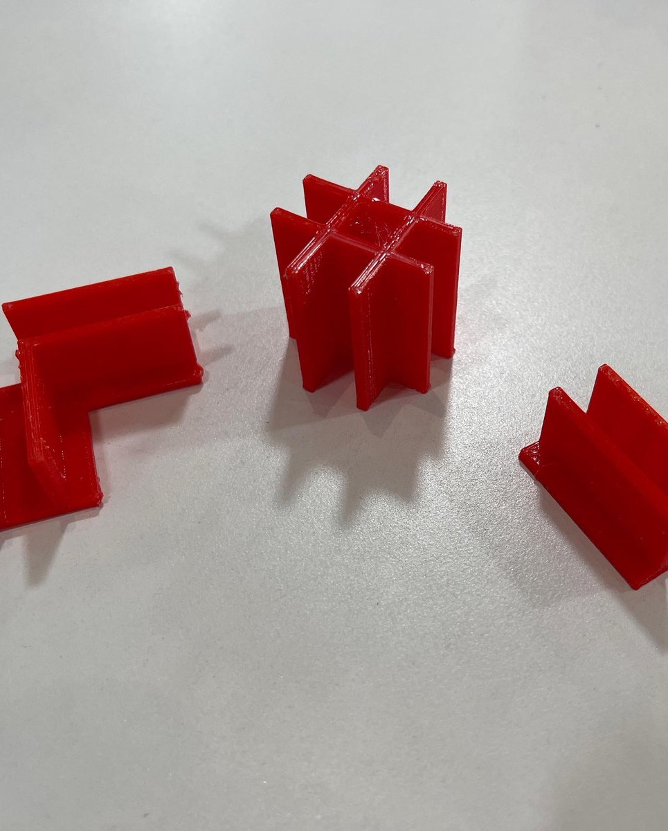 We used #TinkerCAD to print up some cardboard holders for our @IBPYP HTWW unit. Ss r using them attach cardboard pieces to form shapes as they construct structures. #ESF #RCHKPYP #RCHKRDC #RCHKSchool #IBPYP #MakerEd #EdTech #StemEducation #STEM