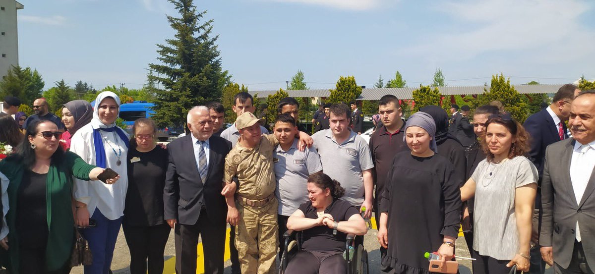 Özel gereksinimli bireylerin askerlik duygularını tatmaları için düzenlenen yemin törenine "Kusursuz Kafe"de hizmet veren çalışma arkadaşlarımız da katıldı. 

Başkan Vekilimiz Hüdaver Gösterişli özel gereksinimli bireyleri, bu özel günlerinde yalnız bırakmadı.