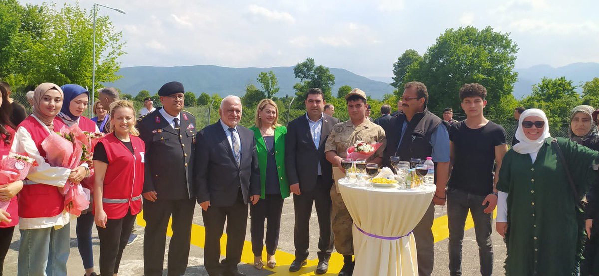 duzcebld's tweet photo. Özel gereksinimli bireylerin askerlik duygularını tatmaları için düzenlenen yemin törenine "Kusursuz Kafe"de hizmet veren çalışma arkadaşlarımız da katıldı. 

Başkan Vekilimiz Hüdaver Gösterişli özel gereksinimli bireyleri, bu özel günlerinde yalnız bırakmadı. https://t.co/tm8kpr99Jm