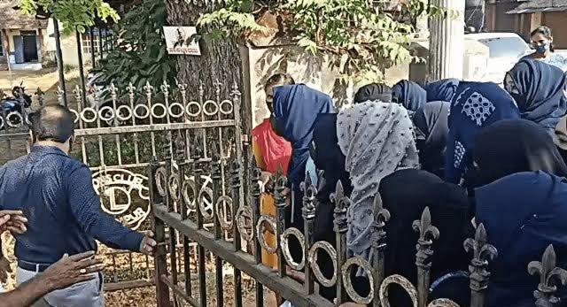 Habeebinamdar's tweet image. Arms training &amp;amp; Poojas are allowed in Educational institutes of Karnataka.

But Muslims Girls wearing Hijab aren’t allowed to attend classes &amp;amp; write exams by the State &amp;amp; legalised by the Court.