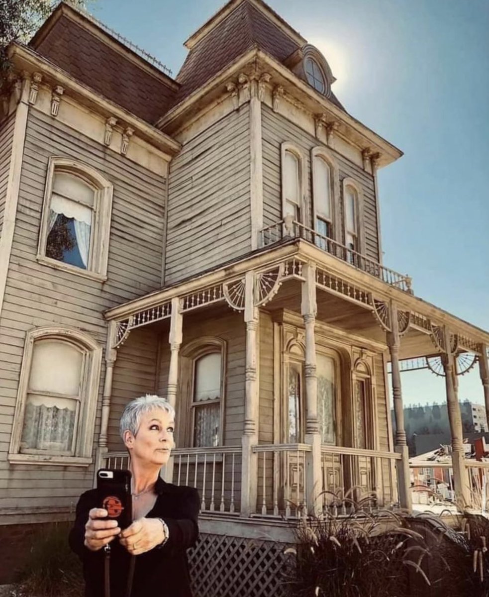 Jamie Lee Curtis and the Bates House from Psycho #Halloween #MichaelMyers #HalloweenVerse