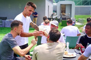 画像 インテルの選手は スクデットクランチの前にバーベキューでリラックスします Football Italia