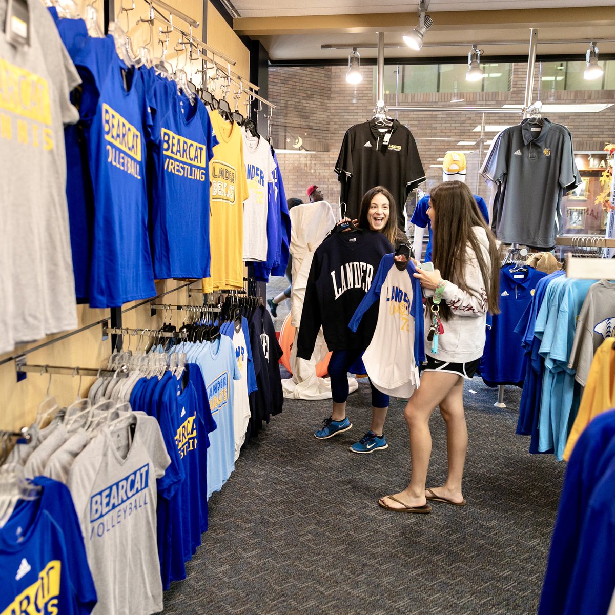 Admissions_LU's tweet photo. Start ordering your textbooks from the Bearcat Shop TODAY to have them ready for the Fall 2022 semester! All the textbooks you need are available for order ONLINE 💻  Don’t forget to grab some LU merch too! 

#BearcatReady https://t.co/X6tlkujytc