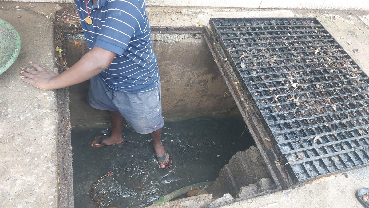 BrookefieldsBLR's tweet photo. Today at Brookefield, a self-funded locality, we doubled our workforce to clear drains and forestall floods. #selfGovernment #crowdFundYourLocality 

@MTF_Mobility @BrigadeGroup @NammaBengaluroo @WFRising @I_LOVE_BLR @BellandurJothge @bengawalk @Dnekundi_rising @aapkaprithvi https://t.co/8OzsaggZvv
