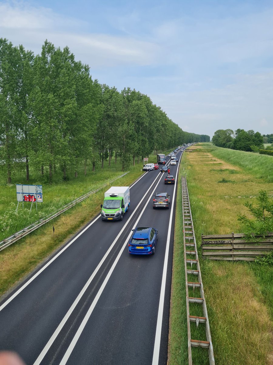 ArjanElfring's tweet photo. Ongeval 3auto...(3e staat onder het viaduct)  #a15 #bemmel #thereca @gelrenieuws @OmroepGLD @TherecaBV jullie monteurs zijn helden #eerstehulp #verkeersregelaars https://t.co/WRFK2nQiHA