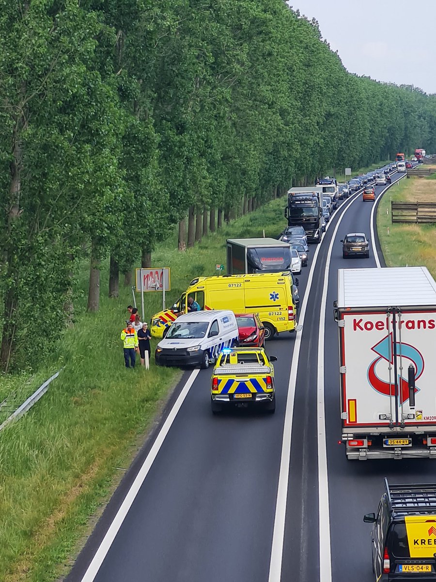 ArjanElfring's tweet photo. Ongeval 3auto...(3e staat onder het viaduct)  #a15 #bemmel #thereca @gelrenieuws @OmroepGLD @TherecaBV jullie monteurs zijn helden #eerstehulp #verkeersregelaars https://t.co/WRFK2nQiHA