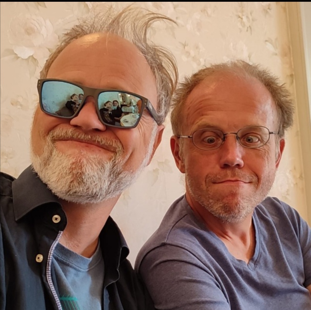 THE BRAINS ... 🧠
ja wer von den zwei ist denn der echte Erwin und wer ist der unechte und spielt den tief nachdenkendenden Erwin ???

( Sonntags mit Familie im Kaffee in Kappelrodeck /Mittelschwarzwald... aber nein, wir sind nicht verwandt, nicht mal aus dem selben Tal)