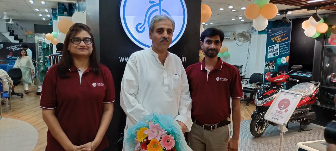 eWheelersIndia's tweet photo. India's first Smart Mobility Hub by eWheelers Mobility is now open for all in the city of Lucknow!
We are very much thankful to Sri V.K. Sonakia, Additional Transport Commissioner of Uttar Pradesh, for taking the time to attend the inauguration.
#smartmobilityhub #emicromobility https://t.co/1JVaq8YBYf