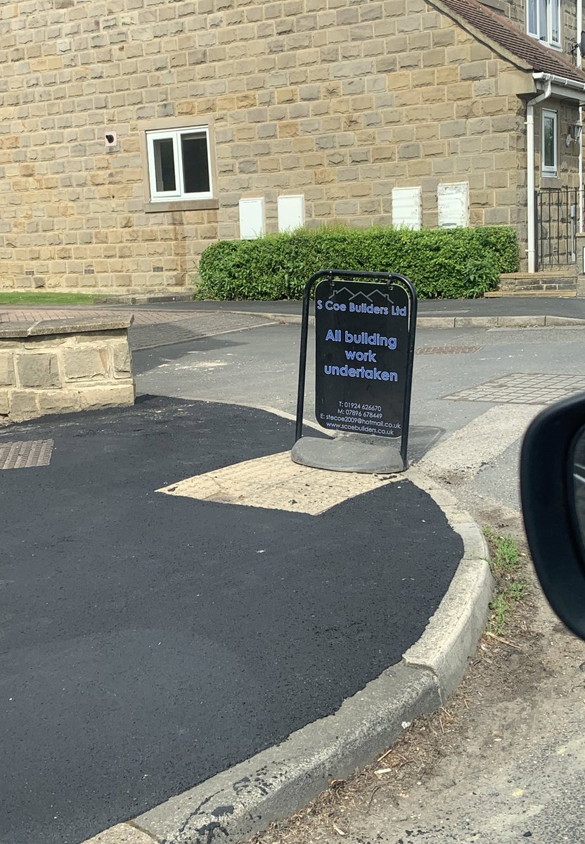 Chuffin_ell's tweet photo. Well placed sign #dropkerb #accessibility π©β𦽠https://t.co/ZnKRpEbpqC