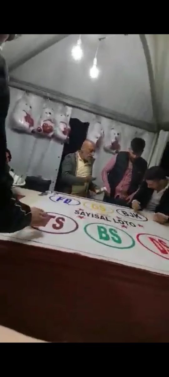 Ser_firaz's tweet photo. Biz buraya okumaya geldik
İki gündür kampüste rektörlük tarafından organize edilen #KOUFEST22 adı altında kumar masası
#kouFestteRezalet https://t.co/hUfSUZzde7