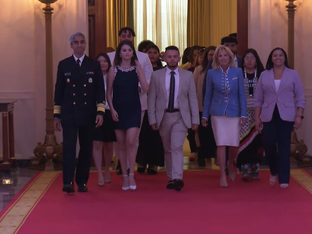 RT @PopCrave: Selena Gomez entering the White House to discuss youth mental health with First Lady, Jill Biden. https://t.co/AkWhnKRT56