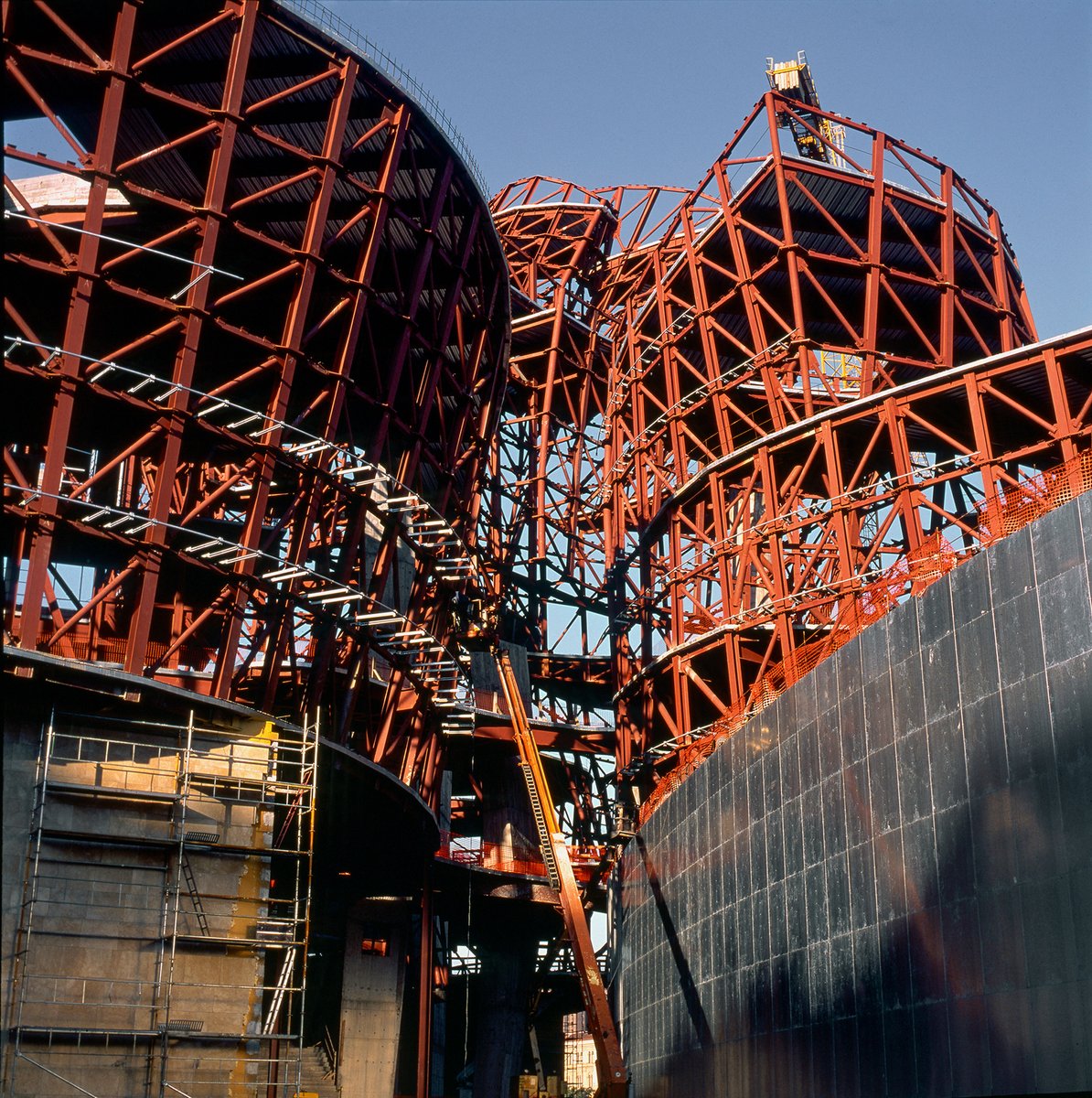 tomravenscroft's tweet photo. 🏗️😍🏗️ Also, love these pictures of Guggenheim Bilbao under construction! https://t.co/zuNwv5L6Zp