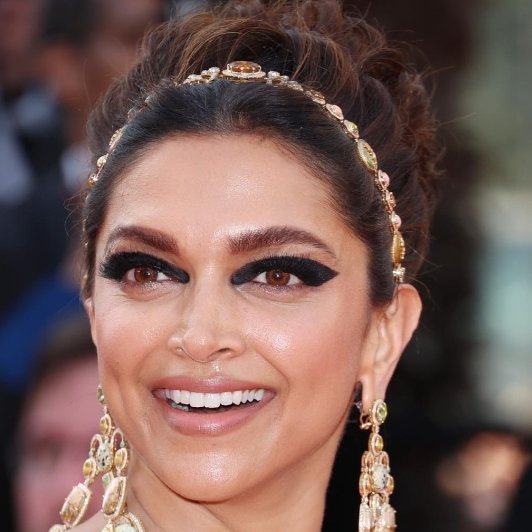 iaakriti_02's tweet photo. With this, how could someone trust a makeup artist...?🤷🏻♀️
#Makeupdisaster #CannesFilmFestival2022 https://t.co/f9UQ08jLhS