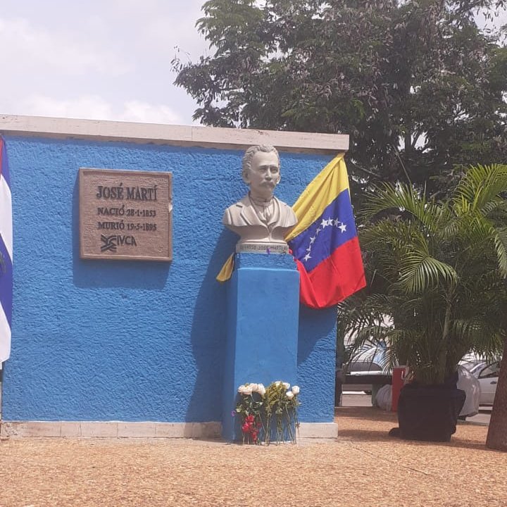 luisgarciat2010's tweet photo. El Mov. de Solidaridad y Amistad Mutua Venezuela - Cuba, en compañia  del .@ConsulCuba_Ccs, Alfredo Del Valle, devela en la Plaza José Martí de la Urb. Irama, Maracaibo  Edo. Zulia, busto del Apóstol en la vísperas del 127 Aniv. de su caída en combate. https://t.co/NpRdw5TZhR