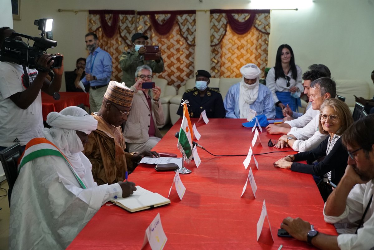 AICSBurkina's tweet photo. 🇳🇪 #Mission sur le terrain à Agades, #Niger, du DG de l'@aics_it avec les partenaires de @ItalyMFA_int, @ItalyinNiger, @dueniger, @OIM_Niger, @UNHCRNiger, @coopi, @CISPorg et @Cipmen 
🙏 pour la journée! 

Rapport complet : https://t.co/myD2MwFd4P https://t.co/wDFqQ2aLca