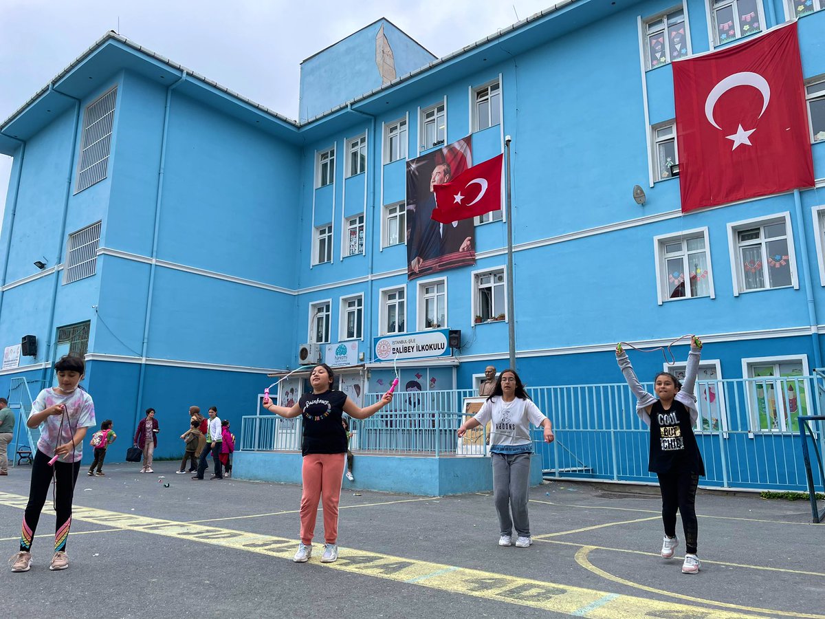 sileilcemem's tweet photo. 🧶 #1ses2hareket 👯
İlçe Millî Eğitim Müdürümüz @OkanAYHAN55, @istanbulilmem “Bir Ses İki Hareket” projesi kapsamında, Şile Balibey İlkokulu öğrencileriyle #ipatlama oyunu oynadı.
#19MayısAtatürküAnmaGençlikveSporBayramı etkinlikleri hafta boyunca✌️🇹🇷
@tcmeb @memleventyazici https://t.co/KPdQQaGCwF