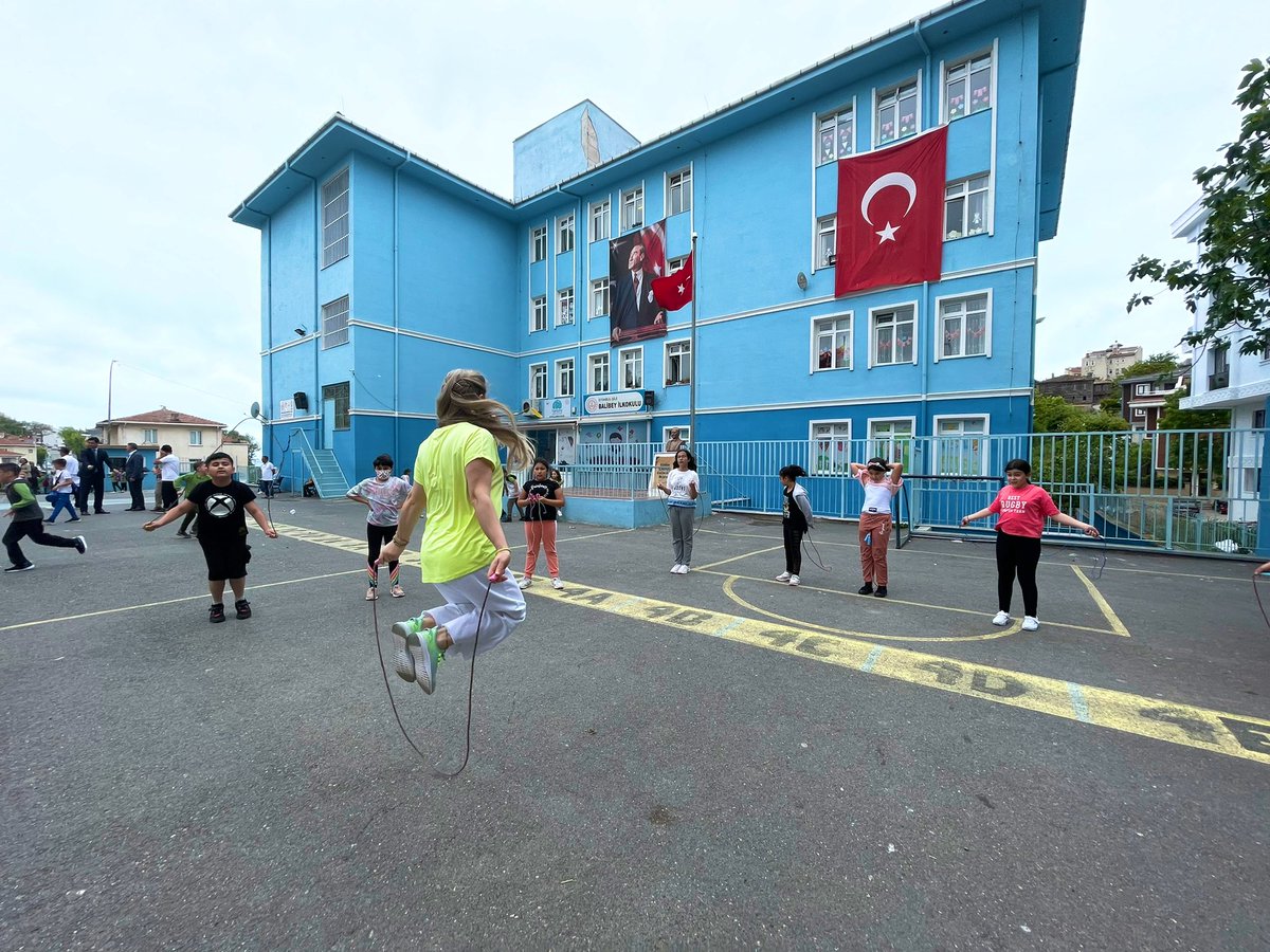 sileilcemem's tweet photo. 🧶 #1ses2hareket 👯
İlçe Millî Eğitim Müdürümüz @OkanAYHAN55, @istanbulilmem “Bir Ses İki Hareket” projesi kapsamında, Şile Balibey İlkokulu öğrencileriyle #ipatlama oyunu oynadı.
#19MayısAtatürküAnmaGençlikveSporBayramı etkinlikleri hafta boyunca✌️🇹🇷
@tcmeb @memleventyazici https://t.co/KPdQQaGCwF