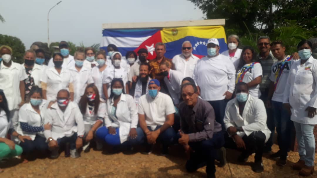 luisgarciat2010's tweet photo. El Mov. de Solidaridad y Amistad Mutua Venezuela - Cuba, en compañia  del .@ConsulCuba_Ccs, Alfredo Del Valle, devela en la Plaza José Martí de la Urb. Irama, Maracaibo  Edo. Zulia, busto del Apóstol en la vísperas del 127 Aniv. de su caída en combate. https://t.co/NpRdw5TZhR