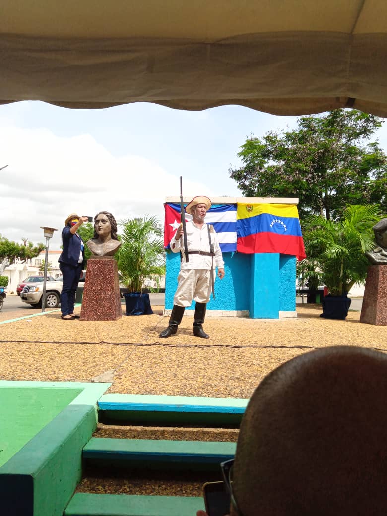 luisgarciat2010's tweet photo. El Mov. de Solidaridad y Amistad Mutua Venezuela - Cuba, en compañia  del .@ConsulCuba_Ccs, Alfredo Del Valle, devela en la Plaza José Martí de la Urb. Irama, Maracaibo  Edo. Zulia, busto del Apóstol en la vísperas del 127 Aniv. de su caída en combate. https://t.co/NpRdw5TZhR