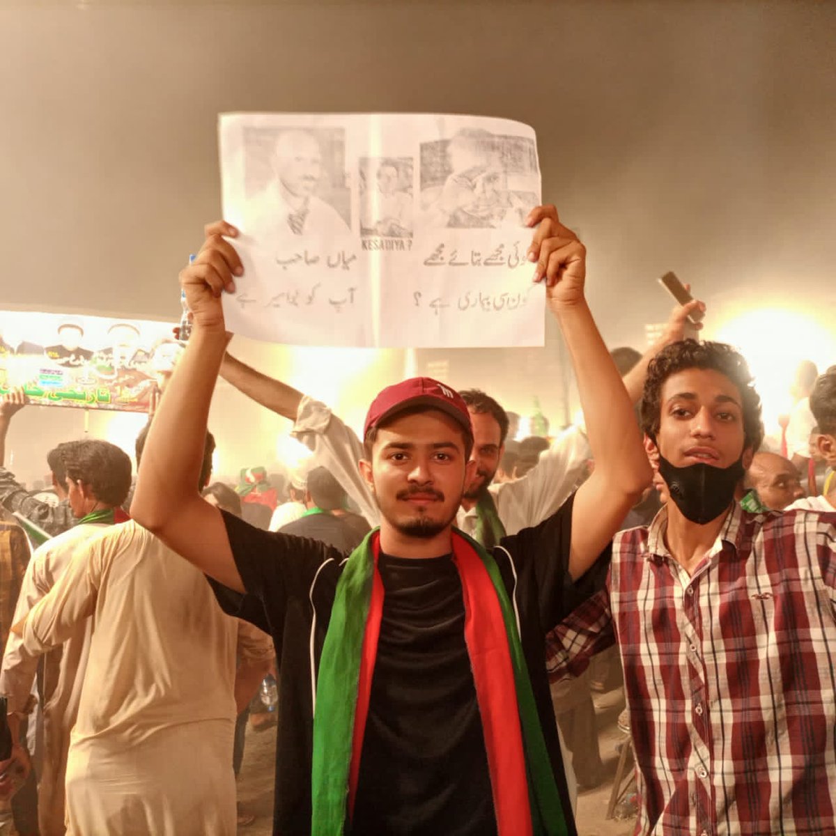 HammadSandhu18's tweet photo. یہ تو واقعہ بڑا مسئلہ ہے  
#GujranwalaJalsa 
#Dolly 
#PTIJalsaGujranwala https://t.co/hHhLJrsZ6N