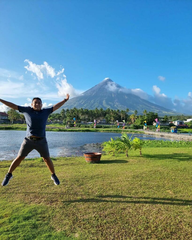jonardedos's tweet photo. Yeah I get it, tatalon ka. But the point is kelangan mo bang picturan? 😆😆😆 https://t.co/OaOcSsglAH https://t.co/eHRDy5sT1m