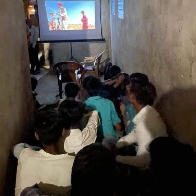 AmitAmbedkar_'s tweet photo. लखनऊ के बुद्धेश्वर, भपटामऊ में युवाओं के साथ फिल्म स्क्रीनिंग कर संवैधानिक मूल्यों पर चर्चा किया गया। जिसमें सभी ने अपने विचार सांझा किया।
 #FilmScreening #documentary #Lucknow #peace #constitutionalrights #constitutionvalue #InitiativeFoundation #initiativeforchange #democracy https://t.co/s3Ix28D9J5