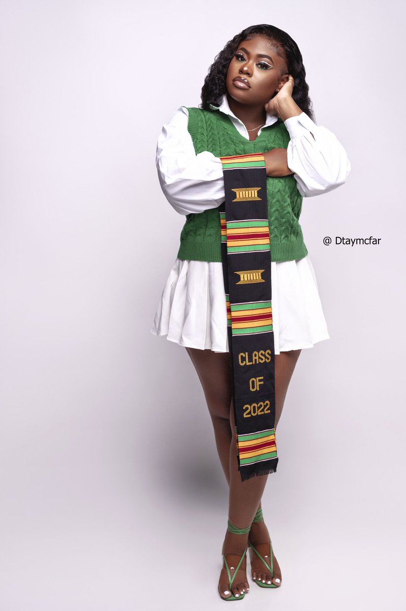 its__ky's tweet photo. WE DID IT🫶🏾👩🏾‍🎓💙💚🤍 #Classof2022 https://t.co/rT3aRUGhvY