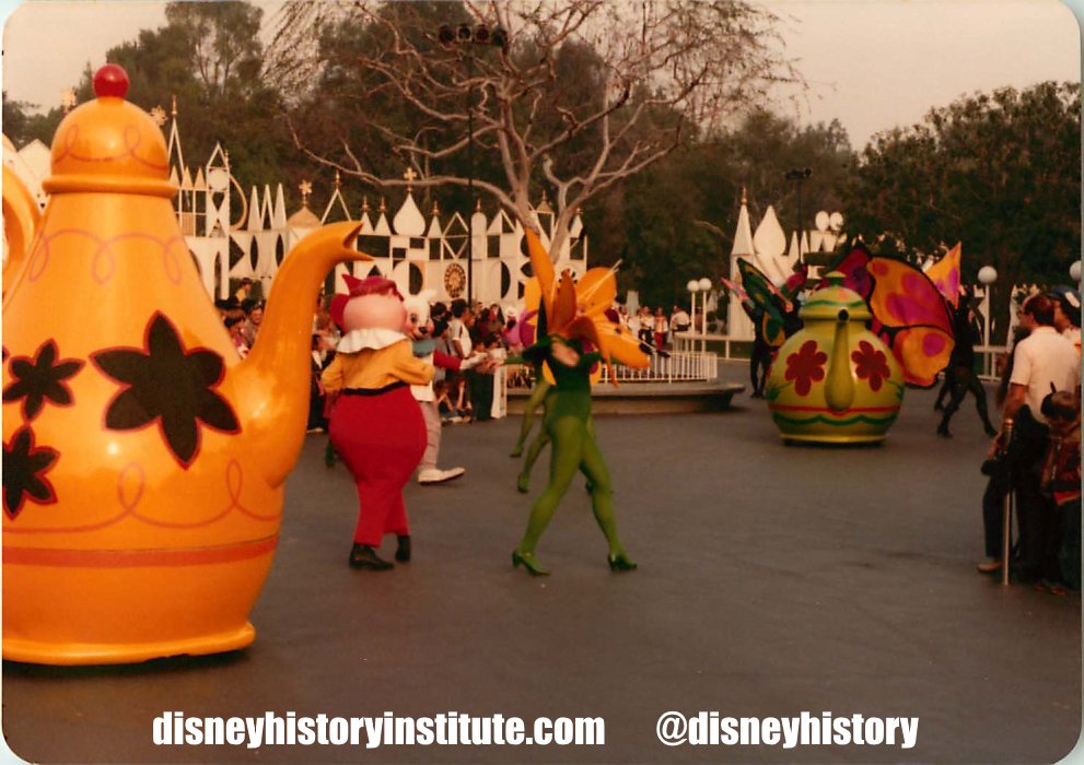 DisneyHistory's tweet photo. Teapots on Parade! #randomDHI #disneyland #parade https://t.co/AtKjsNgUJC
