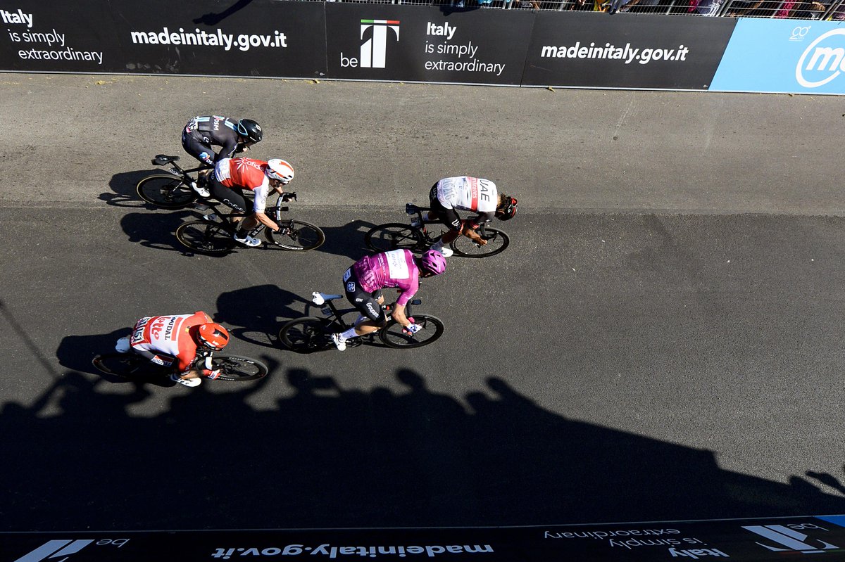 picnicpostnl's tweet photo. How it started vs how it ended π₯³
@alberto_dainese poetry in motion as he sprints home to take the #Giro stage win on our @bikeonscott Addict RC!π²
#KeepChallenging #BluePrecision #NOSHORTCUTS https://t.co/ekS6xvF67N