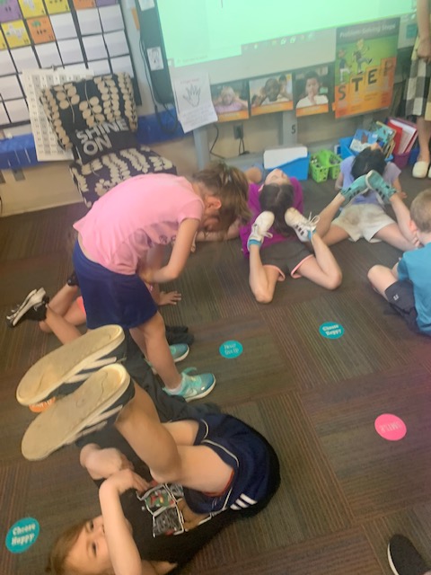 StemWloo's tweet photo. Kingsley 1st grade students are engaged in a Social Studies Arts Integration experience with Teaching Artist Angela Waseskuk! They are comparing their school to schools in the past while also engaging in visual elements, emotions, deep observation and much more! @WaterlooSchools https://t.co/L2HVm9FCyg