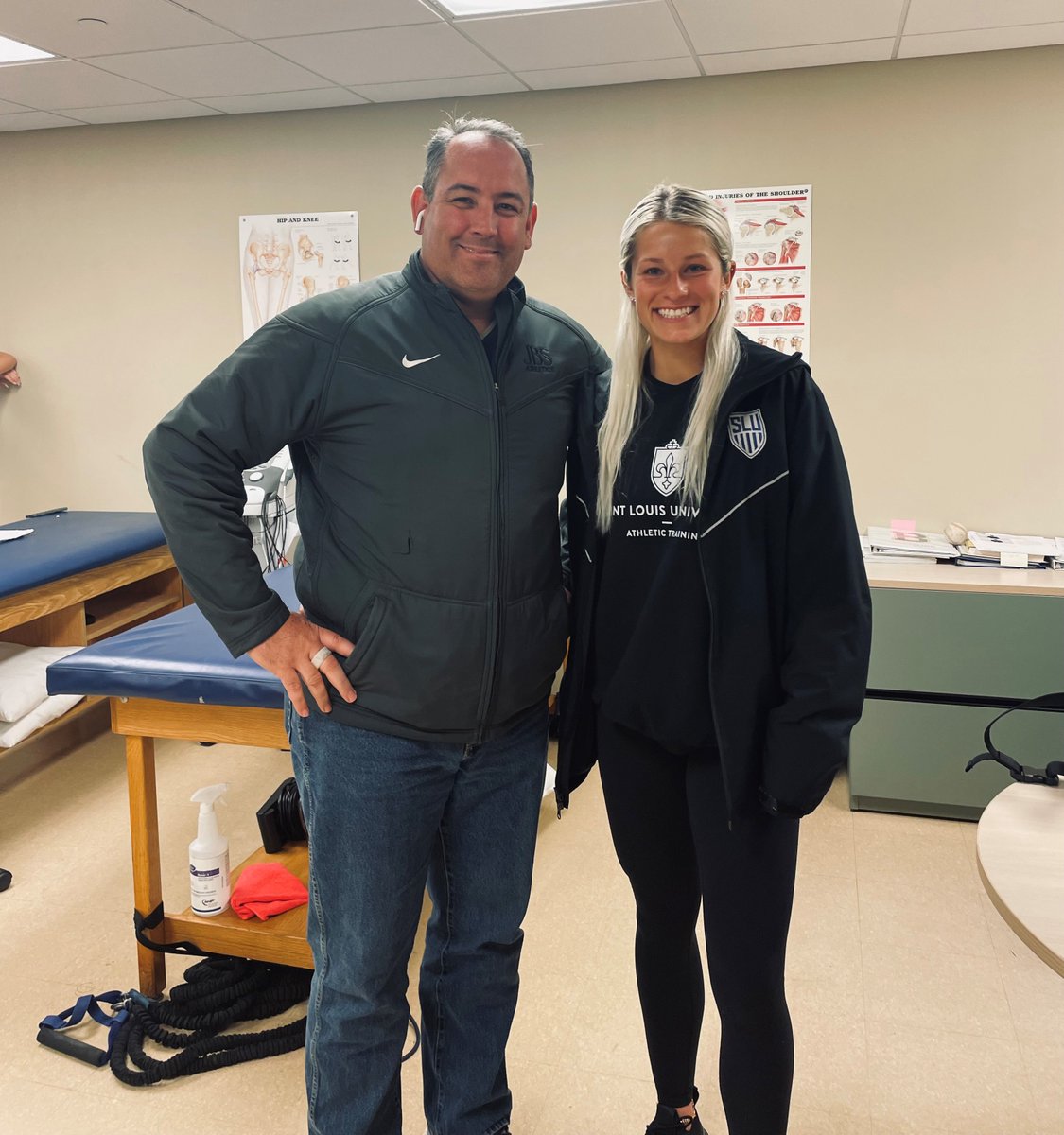 SLU_AT's tweet photo. Saint Louis University AT Students/Billiken Athletes Karsen Kohl and Julia Martinez Gain a Wider Understanding of the Profession
#ATsInAction #OneSLU
@aSaferApproach @JBSAthletics @SLU_AT_Society @SLU_Official @SLU_Billikens @SaintLouisWBB @SLUWSoccer 
https://t.co/qjTGbHNxb0 https://t.co/8zrhuCWeon