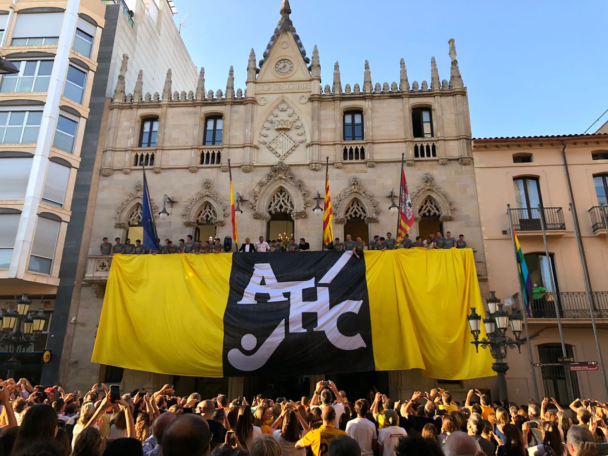 L’any 1998, l’avi em va portar a l’ajuntament per celebrar la copa d’europa. Casi 25 anys després, va ser un orgull veure la meva tieta <a href="/GalMi44/">Mireia Galí Reyes</a> al balcó com a presidenta del millor equip del món format per gent de club, gent que fot la pell de gallina!
Gràcies <a href="/atleticdhm/">Atlètic Terrassa DH Masculí</a>