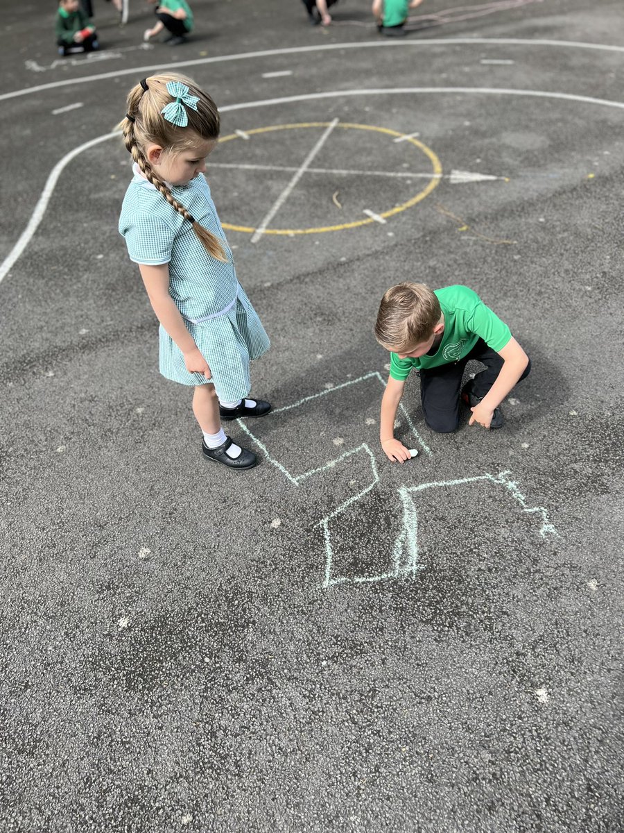 Wye_WPA's tweet image. In maths today we enjoyed making mazes! We used our knowledge on position and direction to help our friends get from start to finish! #WatersideMaths