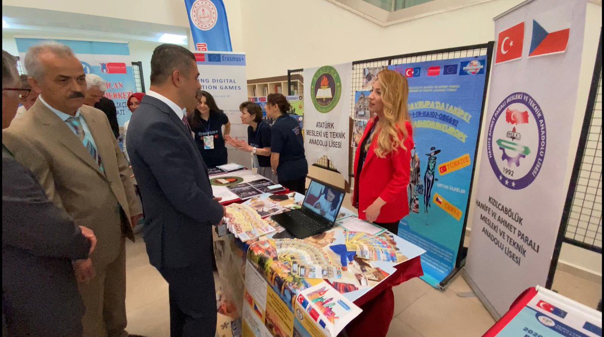 HapmtalModaStaj's tweet photo. Avrupa Mesleki Beceriler haftası kapsamında düzenlenen,
“VET Days-Mesleki Eğitim Günleri”sergisine okulumuzu temsilen katılarak Erasmus + projemizi sergiledik. @ulusalajans @denizlimem https://t.co/lkCmsTT1Xo