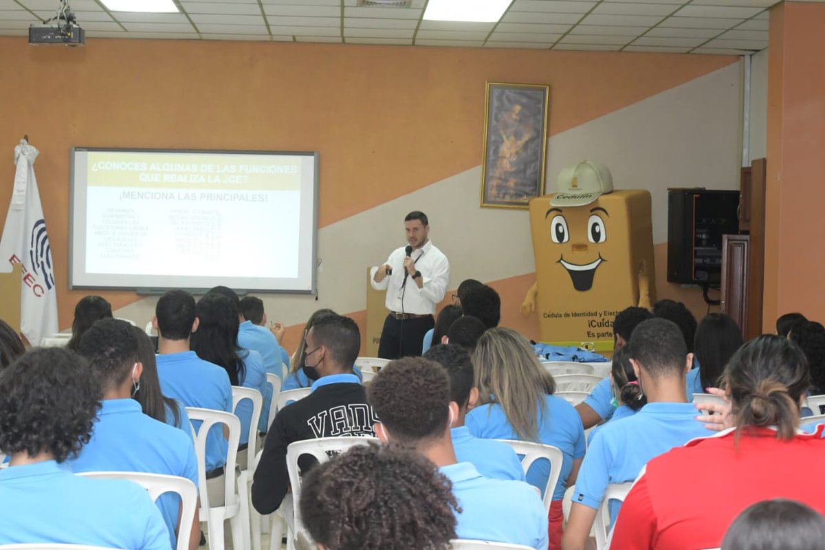 Durante el #TallerEFEC,  el secretario del Consejo Académico, <a href="/jnrosariog/">Joel N. Rosario G.</a>, ha estado explicando a los estudiantes de <a href="/DominicanoDLS/">Dominicano De La Salle</a> las funciones de la #JCE y sobre democracia.