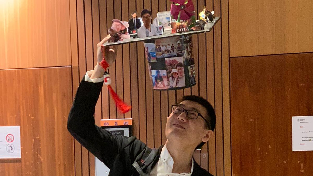 Congratulations to Yonggui Zhao on his successful PhD defense! Thank you for finding out what makes water splitting catalysts work – and for all the good times and discussions in previous & new labs @UZH_Chemistry! Looking forward to continue understanding catalysts @lightchec!