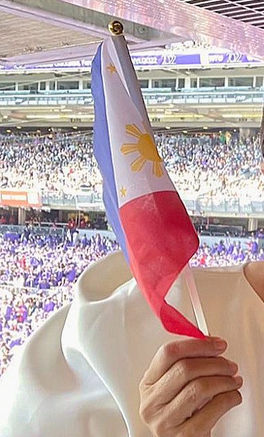 lenirobredoes's tweet photo. VP Leni Robredo with the Philippine flag &amp; Rosas pin 🇵🇭🌸

Her depth of patriotism and breadth of love for her country knows no bounds. https://t.co/40UhUHCWx2