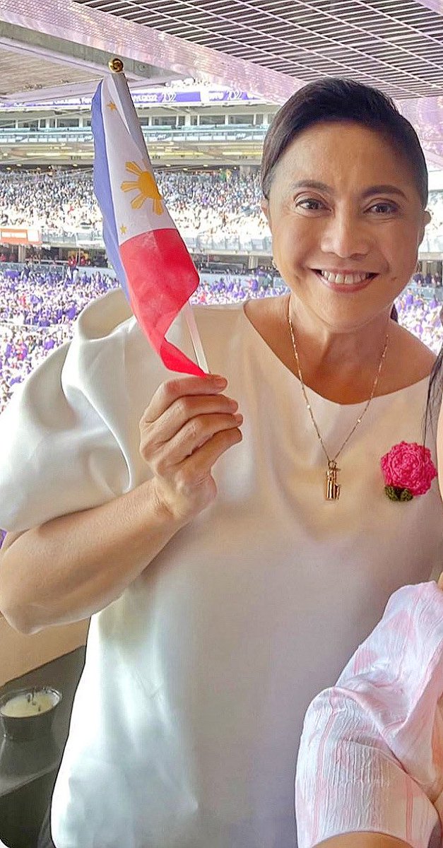 lenirobredoes's tweet photo. VP Leni Robredo with the Philippine flag &amp; Rosas pin 🇵🇭🌸

Her depth of patriotism and breadth of love for her country knows no bounds. https://t.co/40UhUHCWx2