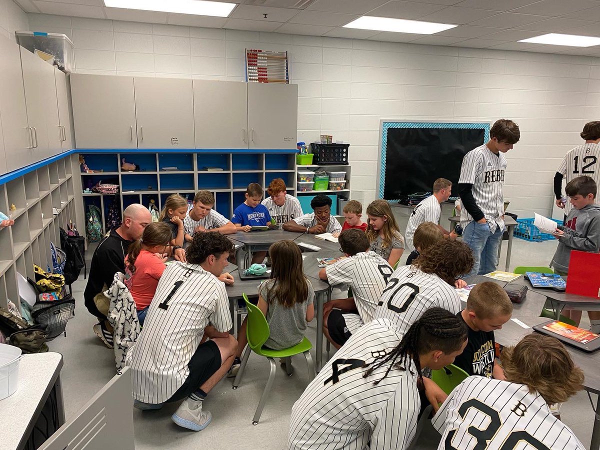 BoyleCoBaseball's tweet photo. The Rebels enjoyed reading with some of the 2nd grade class this morning. #GoRebels #PracticeReading #StudentAthletes https://t.co/BR0sEqMTkV