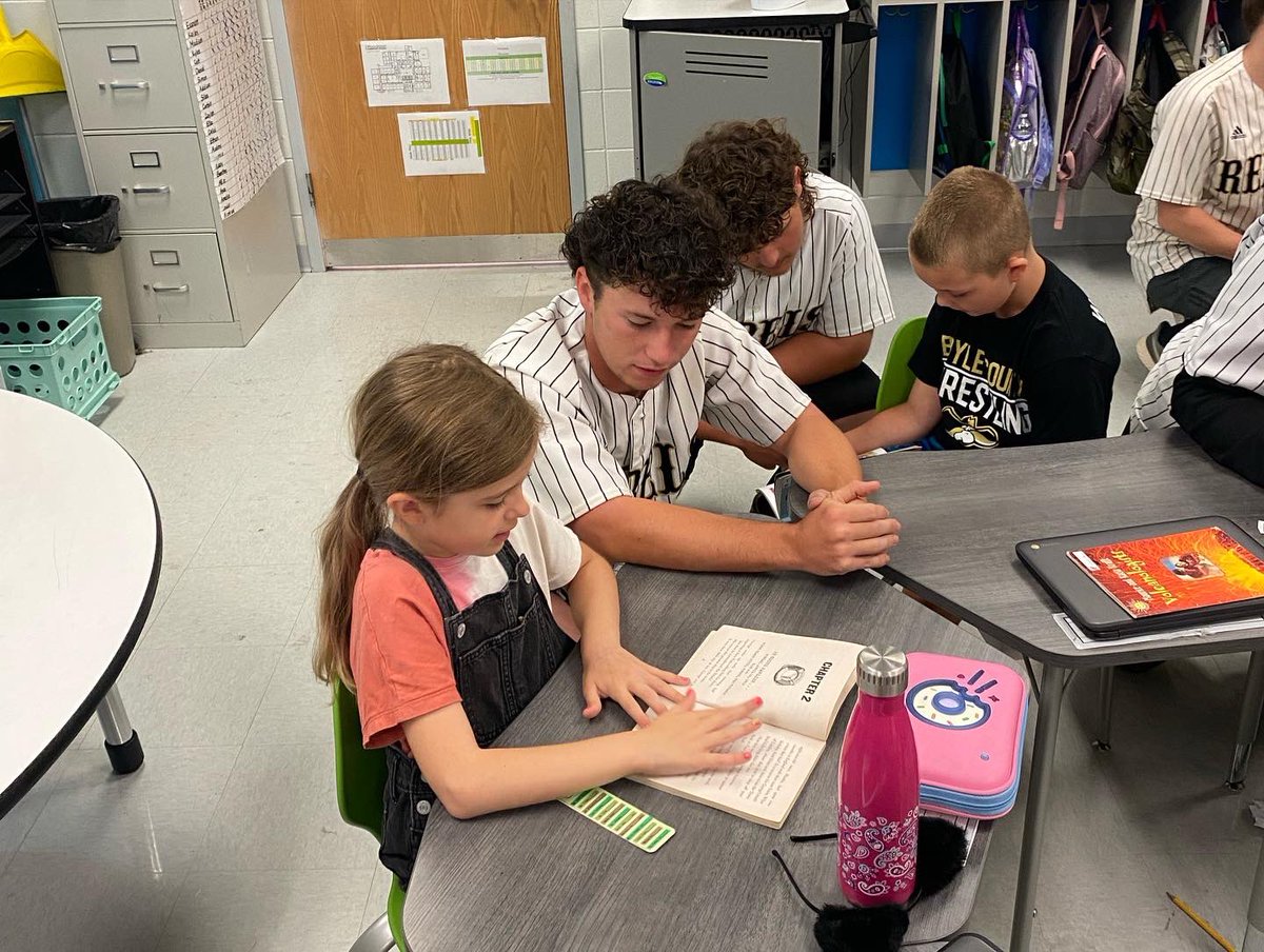 BoyleCoBaseball's tweet photo. The Rebels enjoyed reading with some of the 2nd grade class this morning. #GoRebels #PracticeReading #StudentAthletes https://t.co/BR0sEqMTkV
