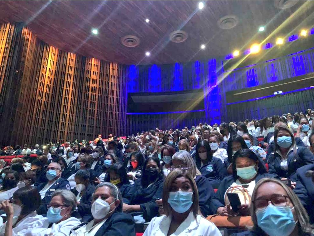 Ahora | Desde el majestuoso Teatro de la Opera, participamos en el Acto Conmemorativo por el Día de la Enfermería ¡Humanidad, Esperanza y Futuro! #18May #Aragua #JuntosPorCadaLatido <a href="/NicolasMaduro/">Nicolás Maduro</a> <a href="/MagaGutierrezV/">Magaly Gutiérrez Viña</a> <a href="/Soykarinacarpio/">Karina Carpio</a> 🇻🇪🩺🥼
