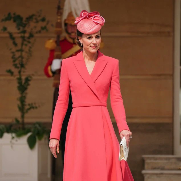 duchesskatefan_'s tweet photo. Stunning Kate today!!
#duchessofcambridge #duchesskate #katemiddleton #katestyle https://t.co/2eDatn29u8
