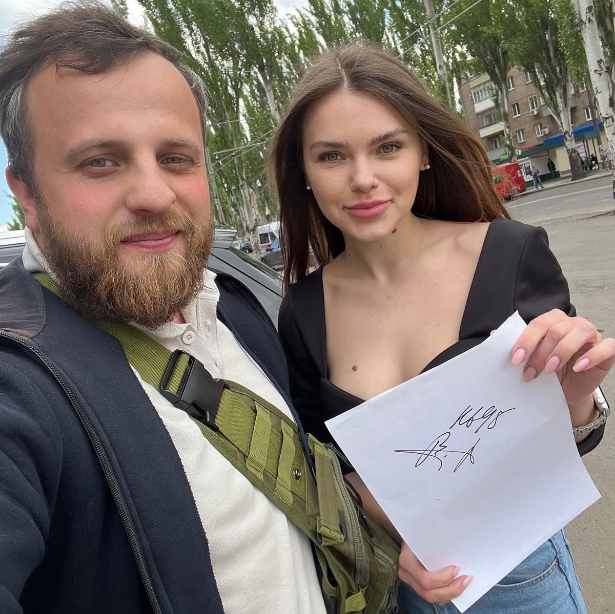 dshkrgz's tweet photo. Today a journalist https://t.co/UXgtXbbVld gave us his @ZelenskyyUa autograph for our charity NFT auction with refugee children🥹🇺🇦
#FreedomBlueVictoryYellow #FBVY #NFT
#Ukraine #UkraineWar #SaveUkaine #SaveUkraineChildren #SaveMariupol #NFTCharityAuction https://t.co/VTMcKHfqkU