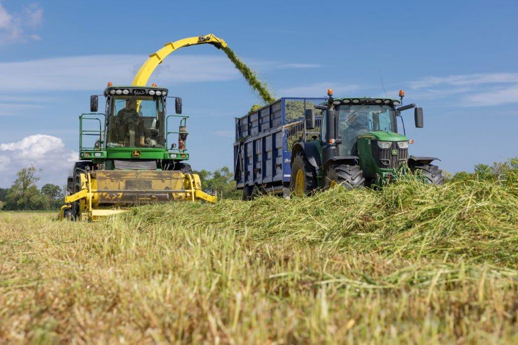 Allwood17's tweet photo. Dodging showers the last couple of weeks, so pleased to get the first cut of silage all in!! Thanks for the photos @GNP_Gary #silage @DoubledayGroup @JohnDeere https://t.co/FvQ55O8kBL