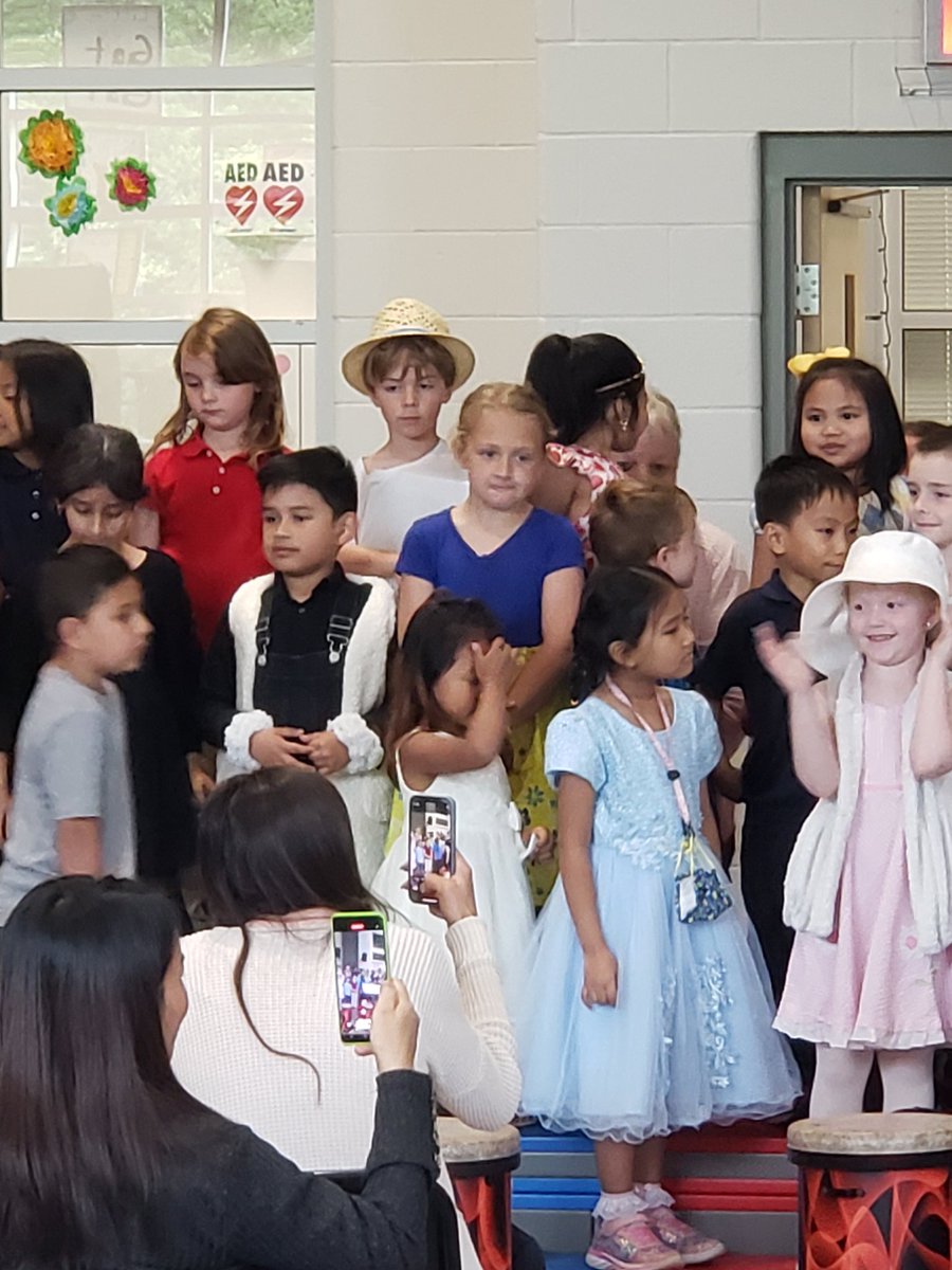 jwstaton78's tweet image. Snuck away for a performance. The 2 little boys barely come up to her chin 🤣🤣 #EmmaKatherine #TallKid