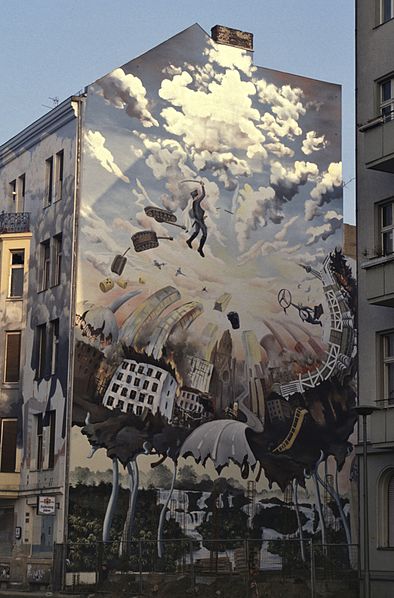 El arte urbano "con sentido" llena de vida varios de los rincones en Europa. Este es el caso de la lateral Tommy Weisbecker Haus en Berlín.

#murales #muralberlin #streetart #isanda #artplanner #art #artist #arte  #exposicionesdearte #subastas