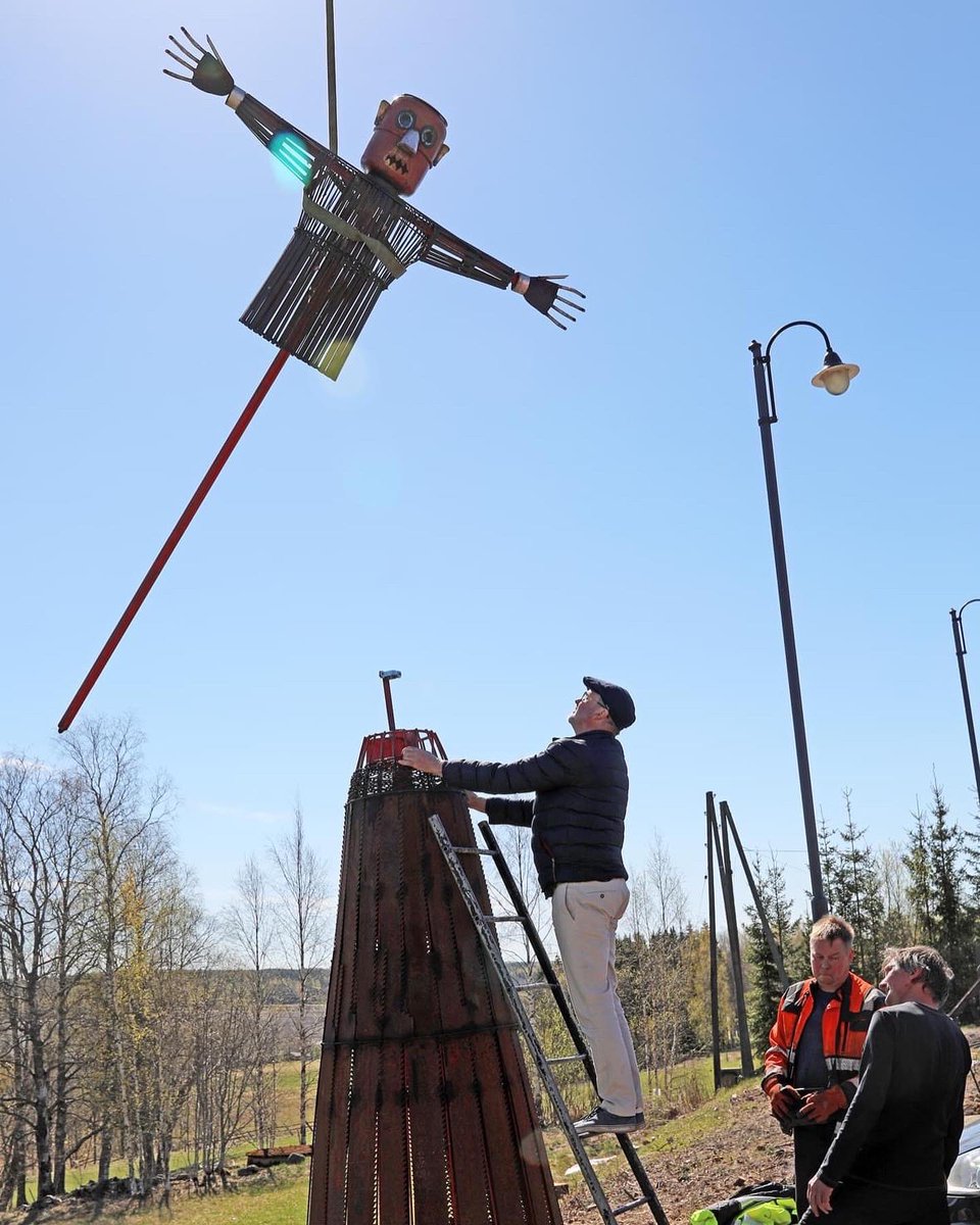 #ITE-kesäkaupunki Parkanon tämän kesän näyttelyä alettiin pystyttää tänään. #haITEkki on teemana ja tekniikan ITE-ihmeitä tulossa katukuvaan. facebook.com/10006805642752…

#parkano #visitparkano #itekesäkaupunki #itetaide #mslfi