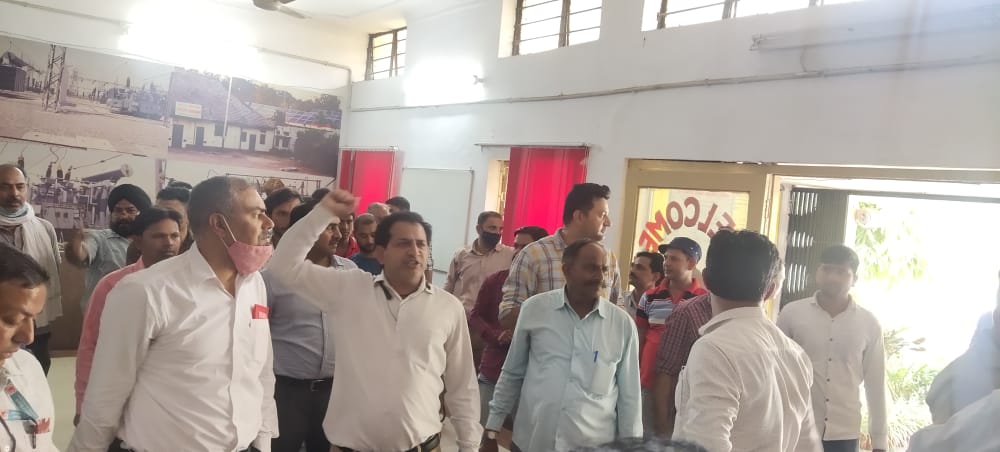 NRMUDelhiSocial's tweet photo. RSO में व्याप्त भ्रष्टाचार के विरुद्ध यह प्रदर्शन निरंतर जारी रहेगा रनिंग कर्मचारियों का शोषण बर्दाशस्त नही किया जाएगा इस संबंध में मंडल रेल प्रबंधक  को पत्र लिख कर सूचित कर दिया गया है https://t.co/kKAvNBYT8h
