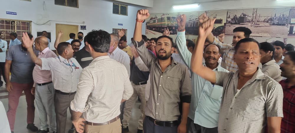 NRMUDelhiSocial's tweet photo. RSO में व्याप्त भ्रष्टाचार के विरुद्ध यह प्रदर्शन निरंतर जारी रहेगा रनिंग कर्मचारियों का शोषण बर्दाशस्त नही किया जाएगा इस संबंध में मंडल रेल प्रबंधक  को पत्र लिख कर सूचित कर दिया गया है https://t.co/kKAvNBYT8h